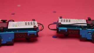 Deux robots TI-Innovator Rover dansent de joie– version courte