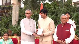 29.11.2025 : Actor Anupam Kher honoured with the DAV Ratna Award by the Governor;?>