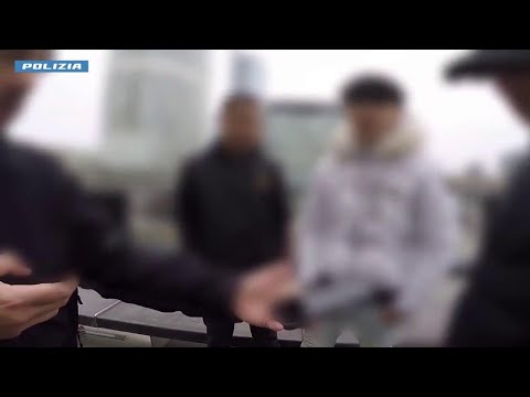 Operazione contro le baby gang a Milano, sequestrate armi e quasi 8 chili di droga: 27 arrestati