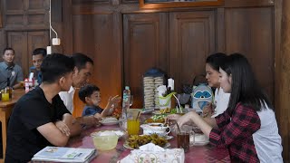 Download lagu Presiden Jokowi dan Keluarga Makan Siang Bersama Jurnalis, Sukoharjo, 28 Juli 2019 mp3 Download lagu Presiden Jokowi dan Keluarga Makan Siang Bersama Jurnalis, Sukoharjo, 28 Juli 2019 mp3