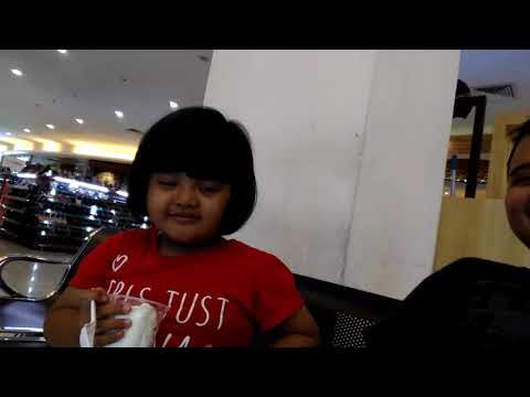 Kalinda makan ice cream