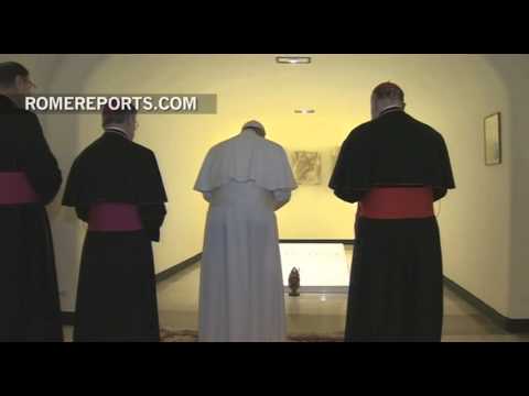 El Papa reza con recogimiento ante la tumba del beato Pablo VI
