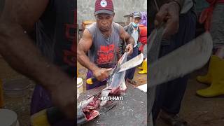 Skill Orang Papua Ketika Memotong Ikan Tuna
