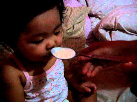 niveen eating fruitsalad