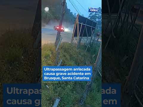 Ultrapassagem arriscada causa grave acidente em Brusque, Santa Catarina | #balançogeral #shorts