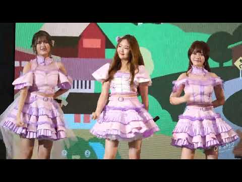 BNK48 Pampam - BNK48 & CGM48 @ 48TH Roadshow Mini Concert [Fancam 4K 60p] 221105