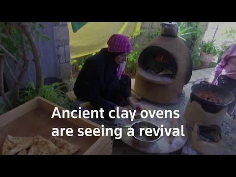 約旦女子帶領古代泥爐復興。 (Jordanian woman leads ancient clay oven revival)