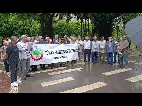 Tüm Emeklilerin Sendikası, Adana’da yoğun yağış altında basın açıklaması gerçekleştirdi