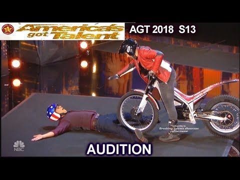 מופע פעלולי אופנוע מסוכן ומותח של קני תומס