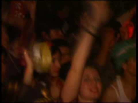 LA FIESTA NO TERMINA (vivo).mpg