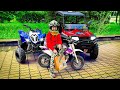 Den Se Monta En Diferentes Autos Y Moto Den Ayuda A Mamá Y Papá