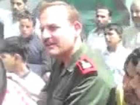 مشاركة العميد أديب الشلاف في مظاهرة في مدينة الطبقة