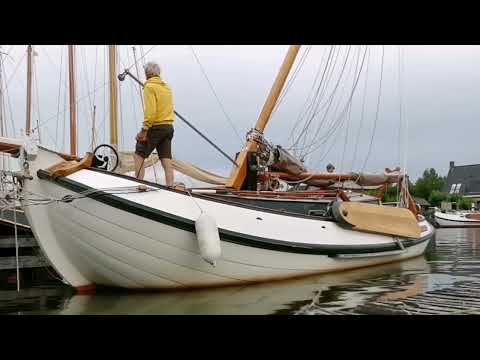 Mast stellen an unserer Lemsteraak mittels Motorwinde.