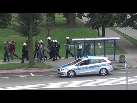 Policyjna eskorta kibiców Polonii Warszawa po meczu z Pelikanem Łowicz.