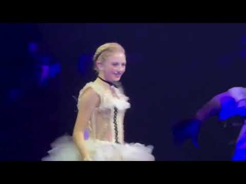 Lady Gaga The Dead Dance LONDON with Emma Myers e Evie Templeton