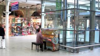 Ludovico Einaudi - Nightbook - Piano [St. Pancras Station]