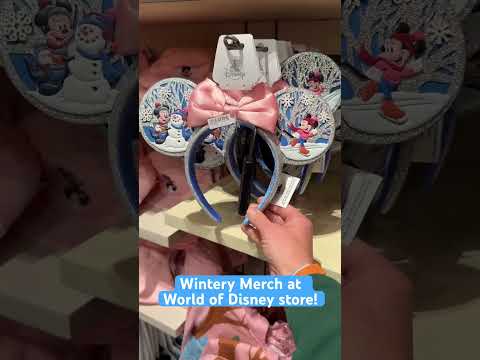 Sempre adoramos visitar a loja World of Disney em Downtown Disney nesta época do ano. 🎄