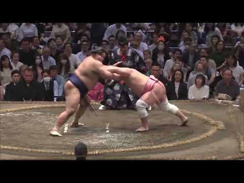 Grand Sumo Wrestler Ura Kazuki using incredibly rare technique