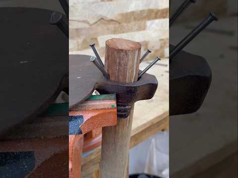 Até hoje não inventaram maneira melhor que essa pra encabar enxadas #enxada #construcao #pedreiro