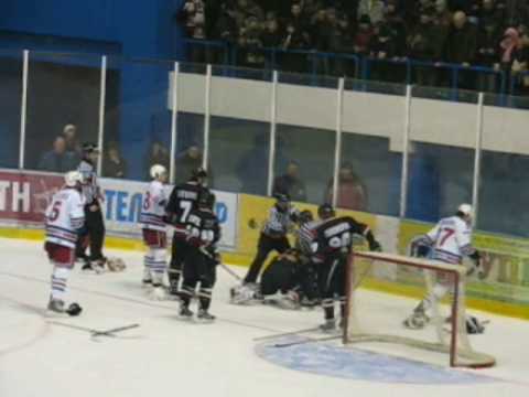 Hockey fight. Belarusian goalies Brikun vs Goriachevsky (Gomel - Junost Mensk)