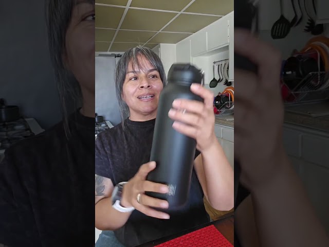 Vídeo relacionado con UBBY Demon Hunters Botella de agua 500 ml Botella a prueba de fugas con pajita Vaso con pajita Botella de acero inoxidable para trabajo, viajes, exterior, escuela (Verde)