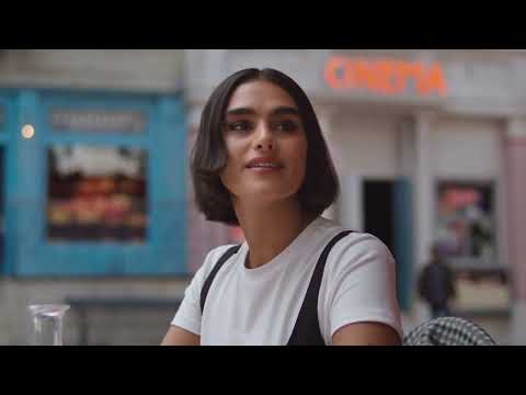 H&M FW22, la campagna "Brasserie Hennes" con Naomi Campbell