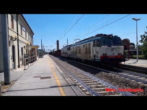 Transito alla Stazione di Istrana (TV) E.652 053 + 063 con carri pianali carichi di ferro