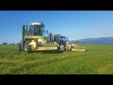 Krone Big M 450 and Krone rake on steep hill