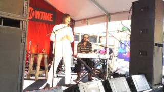 Aldous Harding sings "Horizon" at the Twin Peaks House, SXSW 2017 (Partial Clip)