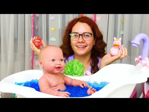 Hora del baño con la muñeca