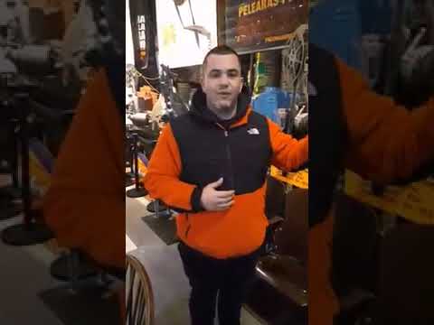 Turista de Barcelona visitando el Museo del Cine de Pehuajó