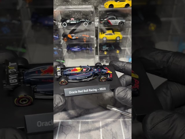 Vídeo relacionado con Hot Wheels Premium Formula 1, Oracle Red Bull Racing RB20, Coche de Carreras, vehículo de Juguete Coleccionable metálico a Escala 1:64 con neumáticos Real Riders, JBM12