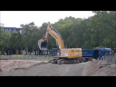 Bagger CAT 390 lädt LKW - von der Baustelle kommt leider nicht mehr viel