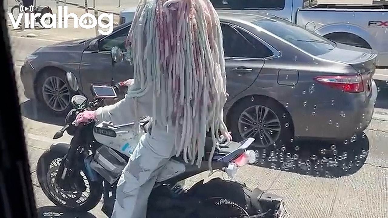 Bubble Biker Spotted in Austin, Texas || ViralHog