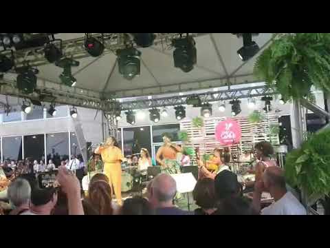 Moça prosa no Clube do samba