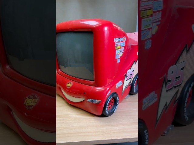 Vídeo relacionado con Disney Pixar Cars Legend of The Track! Mcqueen Retro Shot Sudadera