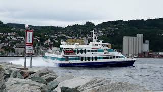 Kystekspresse MS Ladejarl Black Smoke Departure