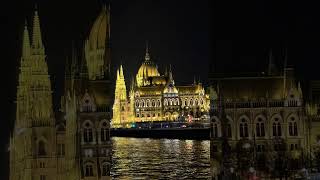 ZwillingsBlick - Nachkriegskind blickt auf Budapest bei Nacht
