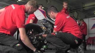 Download lagu Honda SBK wheel-change challenge mp3