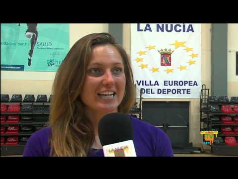 04/08/14 – Mélani Costa, campeona del mundo de natación, entrena con 75 alumnos en la Nucía