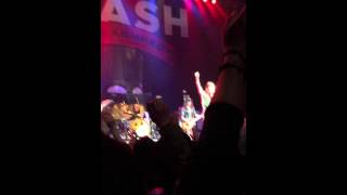Slash featuring Myles Kennedy and The Conspirators " battleground "Live in Osaka in Japan