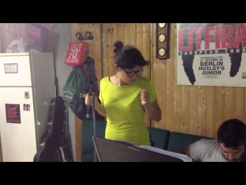 La Saki canta!!!! E come canta!!!!