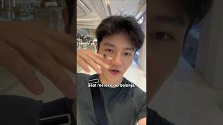 Download lagu The friendly bee who loyally accompanies him ❤️ mp3