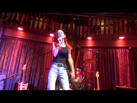 Nathalie Miranda performs Bulletproof live am 10.08.2021 in The Bedford, London