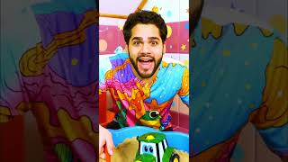 Trator de brinquedo Johnny encontrou ossos de dinossauro na areia #shorts #dinossauros #brincadeiras