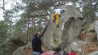 Video thumbnail of Nautile (assis), 7b. Fontainebleau