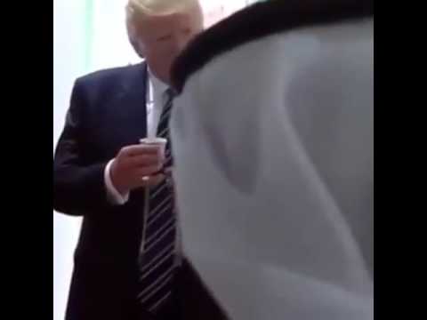 HEBAT! Presiden Trump di Ajar Oleh Raja Saudi Menggunakan Tangan Kanan