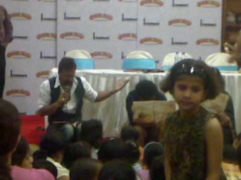 Javed Jaffri reading a stroy at Landmark to kids- Super Hathaman