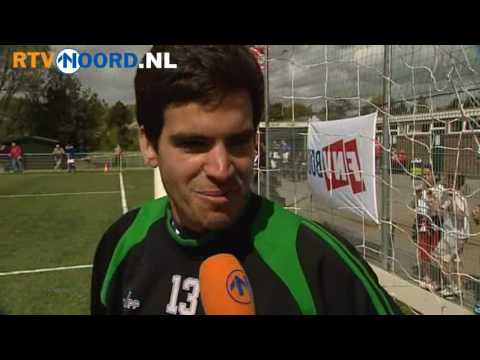 FC Groningen-spelers voetballen met gehandicapten