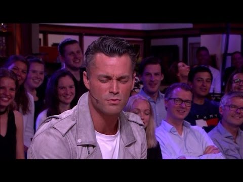 Jan Kooijman doet zijn beste Dinand Woesthoff-imit - RTL LATE NIGHT